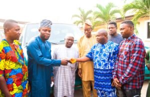 Excitement As Onireti Donates Campaign Buses To PDP Chairmanship Candidates In Ogbomoso Federal Constituency