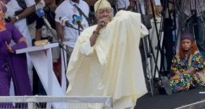 Olubadan Ladoja: Politics And The Subtext Of Taye Currency’s Psychi-art-ric Performance | Oladeinde Olawoyin